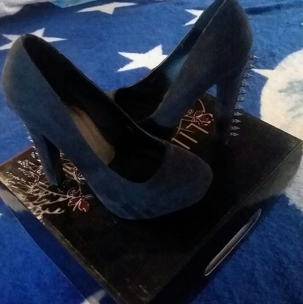 Heels - Picture 2 of 4